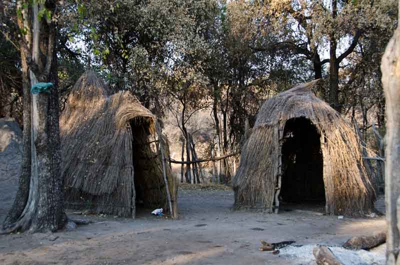 17 - Namibia - Tsintsabis - poblado Bosquimano - viviendas